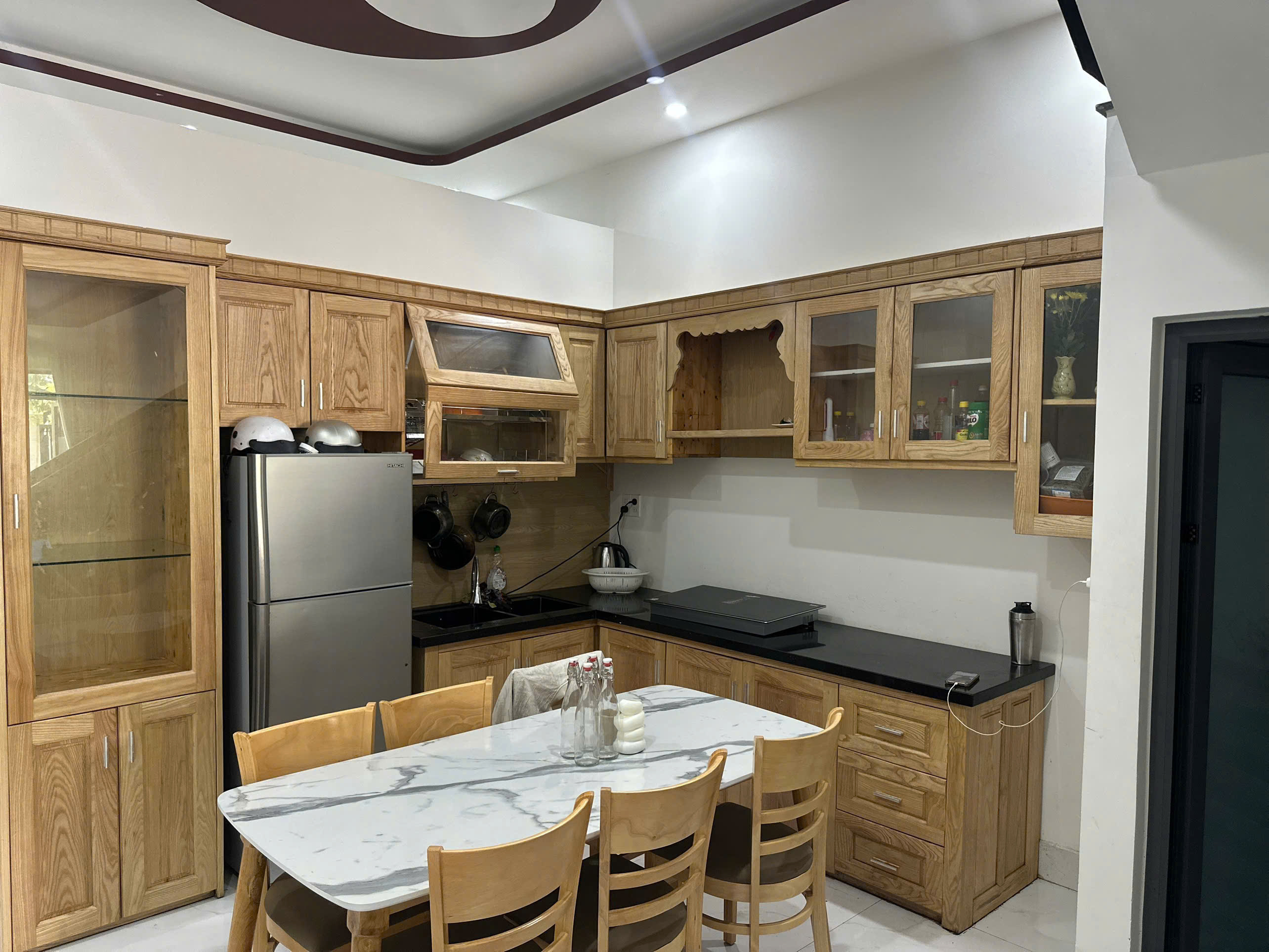 Bếp chung Dallas Homestay Đà Nẵng đầy đủ dụng cụ nấu ăn